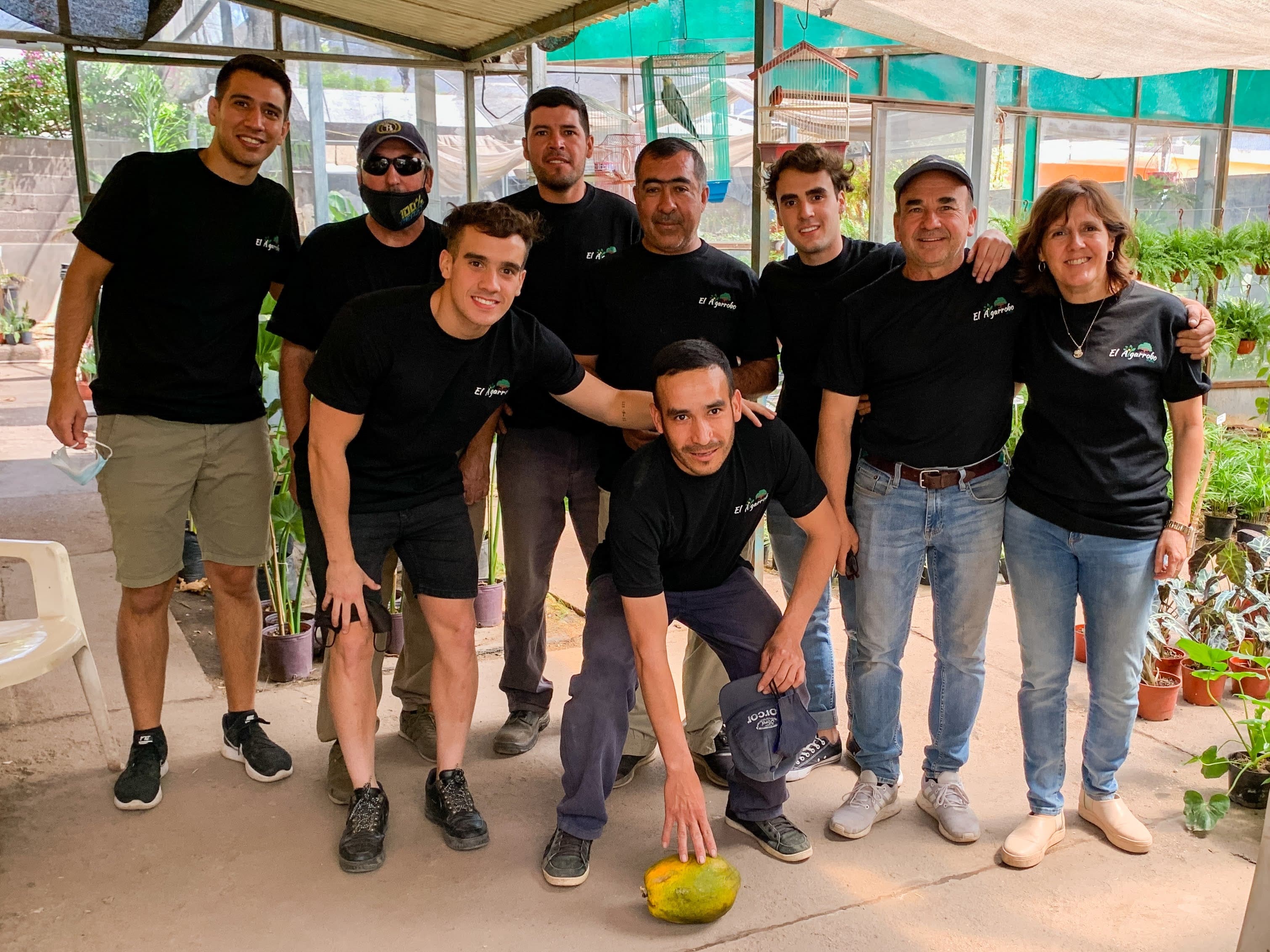 El equipo trabajando con plantines en El Algarrobo